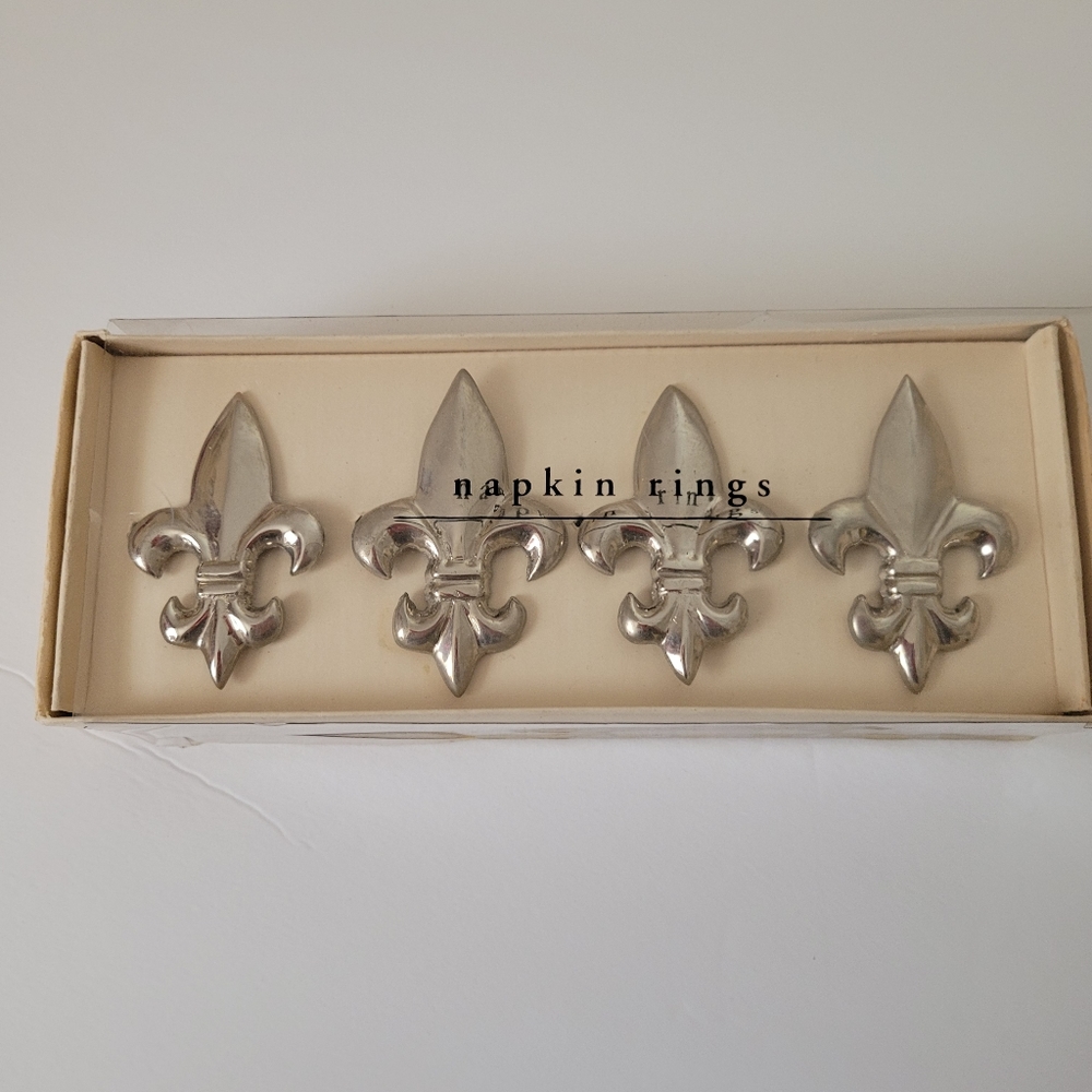 Pier 1 Imports set of 4 napkin rings